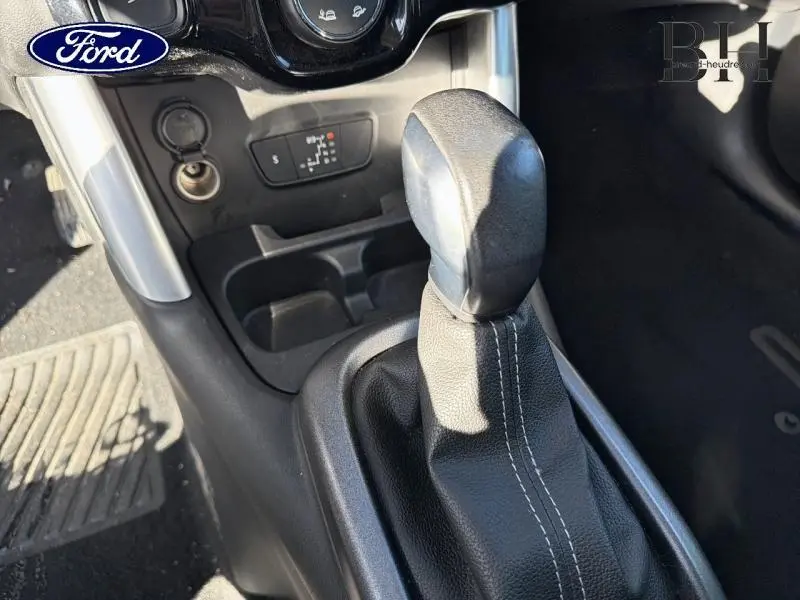 Le levier de vitesses automatique en cuir noir dans l'habitacle d'une Citroën C3 Aircross gris acier, vue rapprochée.