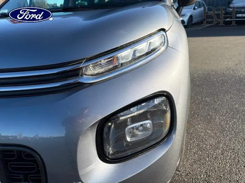 Gros plan sur le phare avant droit gris acier d’un Citroën C3 Aircross 2019 avec feux LED et calandre chromée.