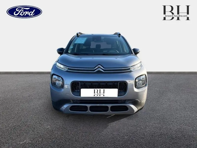 Vue frontale d'un Citroën C3 Aircross 2019 gris acier avec calandre noire et barres de toit visibles.