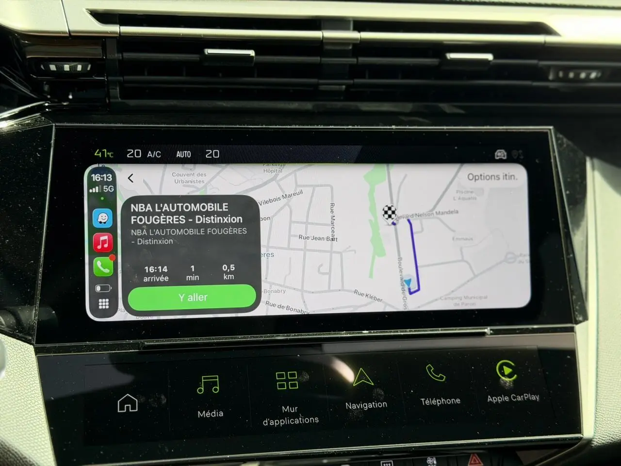Écran tactile central du Peugeot 308 NV Hybrid 145 GT e-DSC6 blanc, affichant la navigation avec Apple CarPlay.