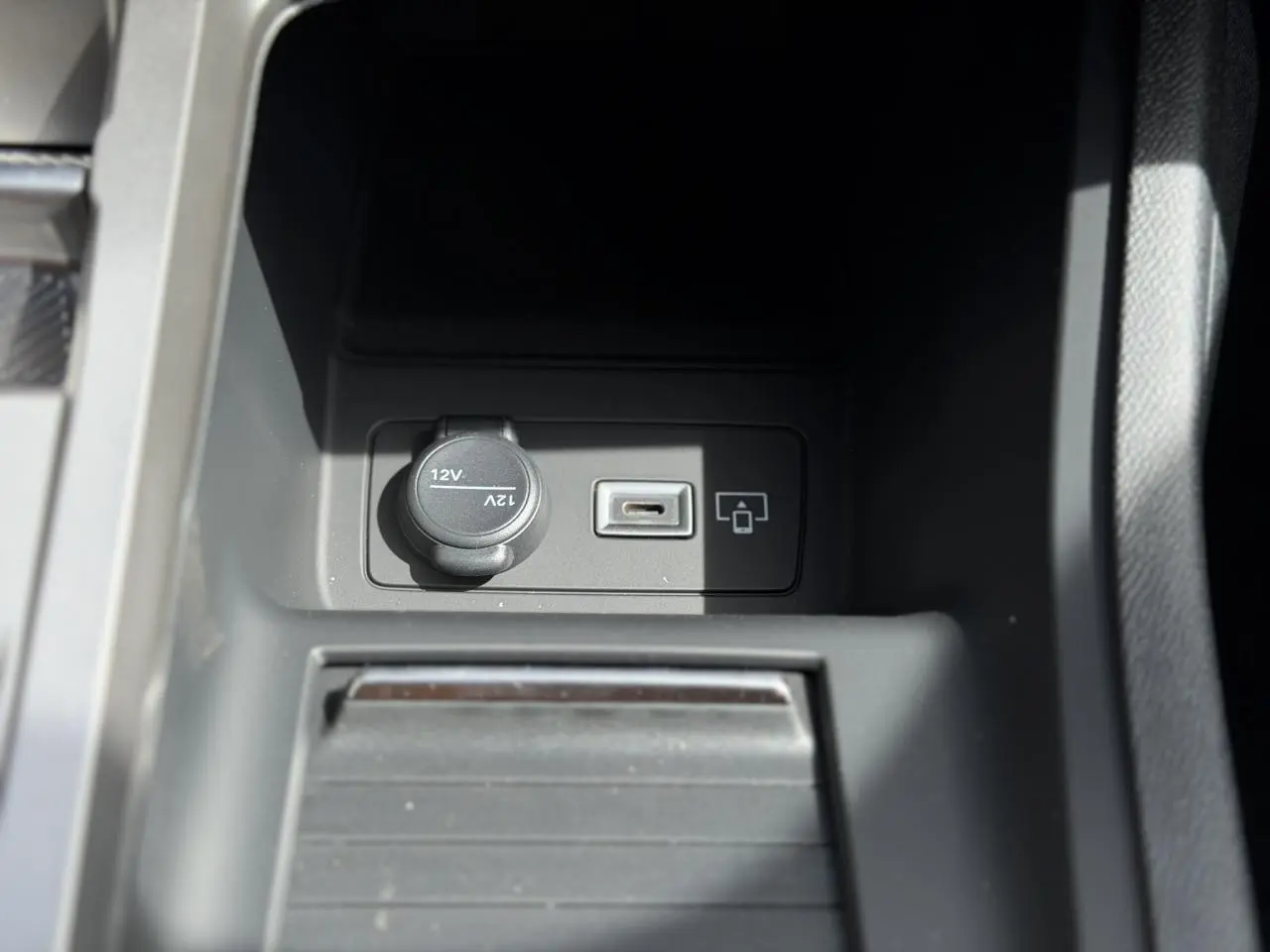Prise 12V et port USB dans la console centrale noire du Peugeot 308 NV Hybrid 145 GT e-DSC6.