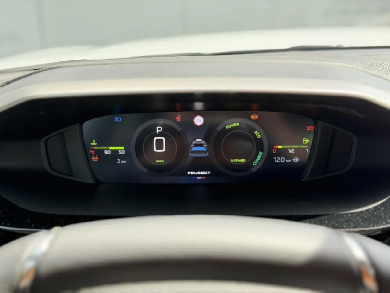 Vue rapprochée du combiné numérique 10 pouces du Peugeot 308 NV Hybrid 145 GT e-DSC6 affichant les indicateurs de vitesse et énergie.