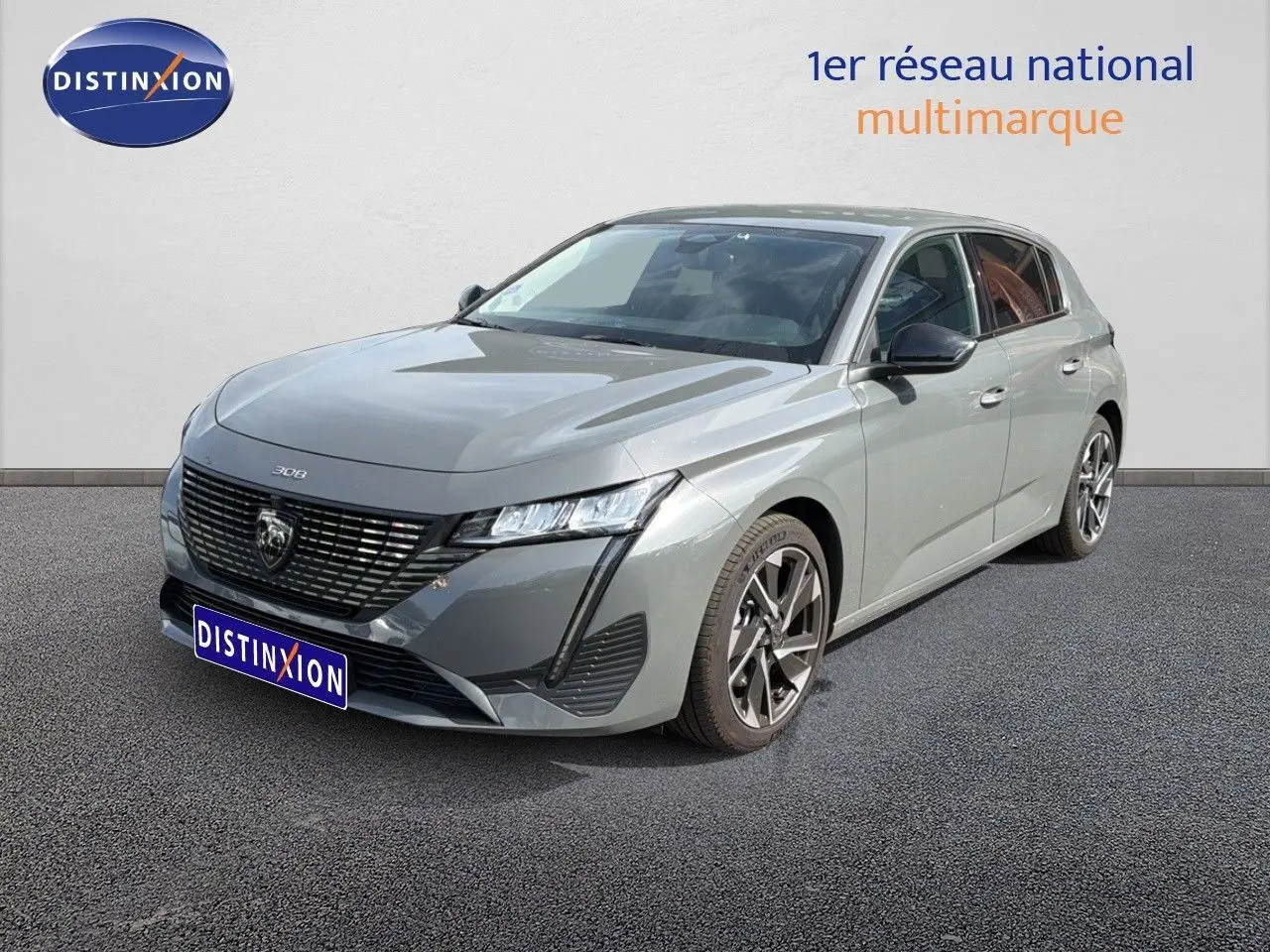 PEUGEOT 308 Allure Hybrid 145 gris sélénium métal, vue 3/4 avant mettant en valeur la calandre noire et les jantes biton.