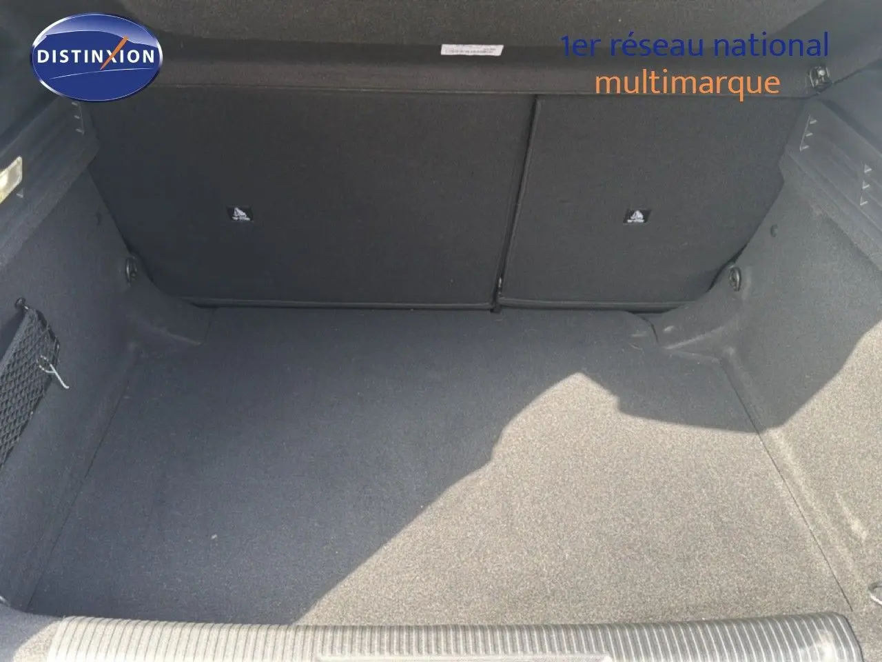 Coffre spacieux de Peugeot 308 Allure Hybrid 145 e-DCS6 gris Selenium Metal vu de dessus, avec revêtement noir uniforme.