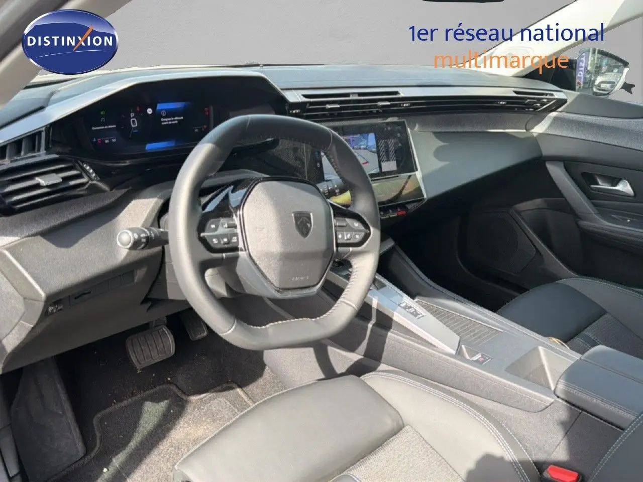 Vue intérieure côté conducteur de la Peugeot 308 Allure Hybrid 145 e-DCS6 avec tableau de bord numérique et volant compact noir.