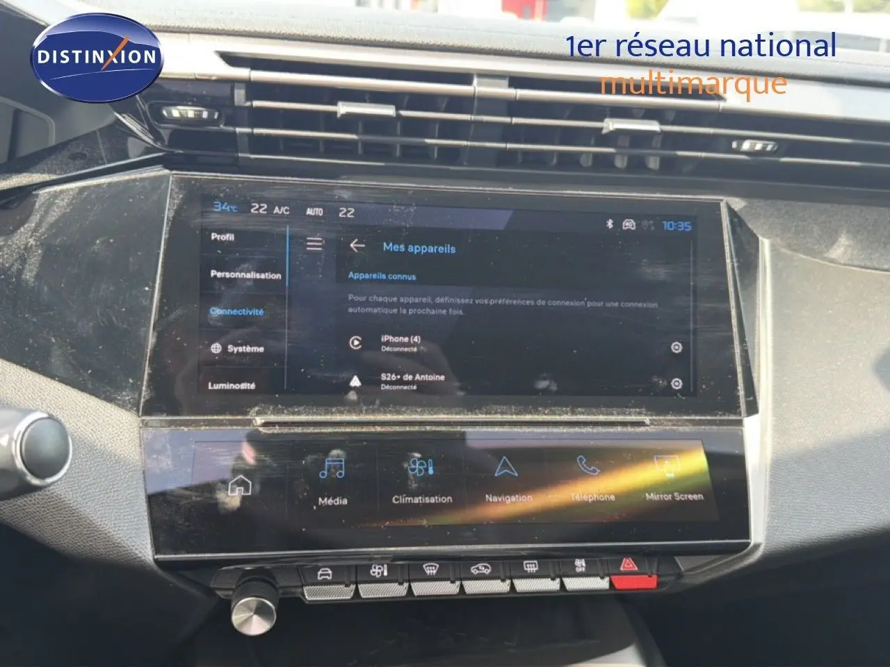 Vue rapprochée de l’écran tactile central du tableau de bord du Peugeot 308 Allure Hybrid gris Selenium Metal, affichant les options connectivité et navigation.
