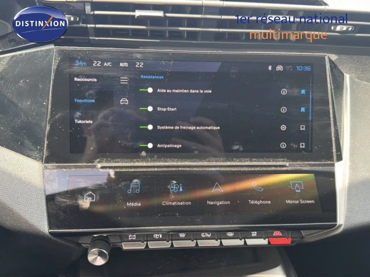 Écran tactile central de la Peugeot 308 Allure Hybrid 2025 montrant les options d’assistance à la conduite.
