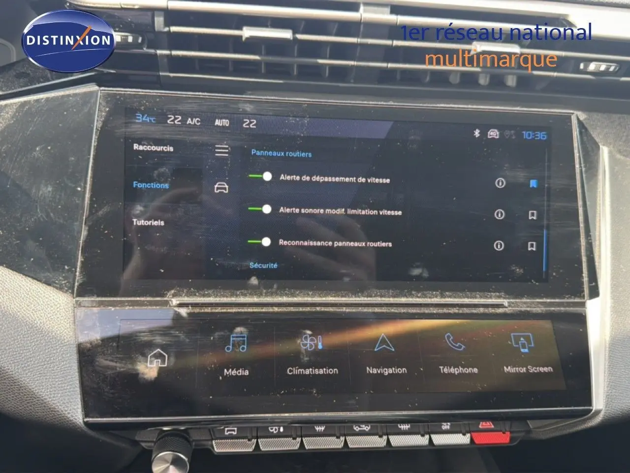 Écran tactile central de la Peugeot 308 Allure Hybrid 2025 montrant les réglages d’alerte et de navigation.
