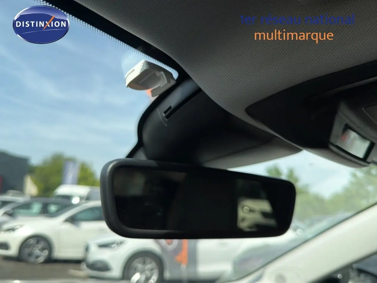 Vue intérieure centrée sur le rétroviseur intérieur d'une Peugeot 308 Allure Hybrid 145 e-DCS6 gris Selenium Metal.
