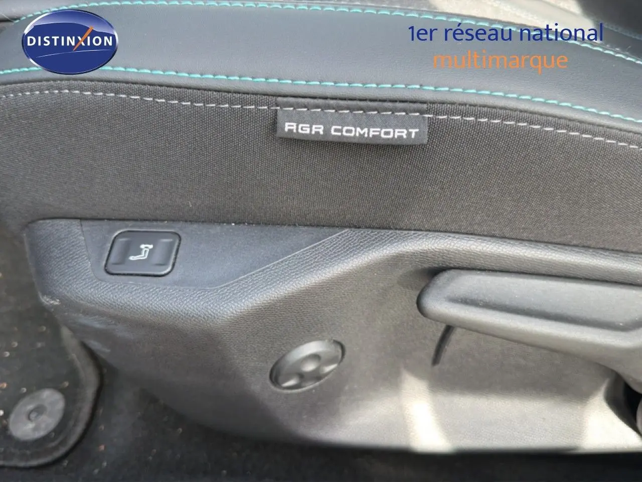 Gros plan sur le réglage de siège AGR Comfort en tissu noir avec surpiqûres bleues, intérieur Peugeot 308 Allure Hybrid 2025.