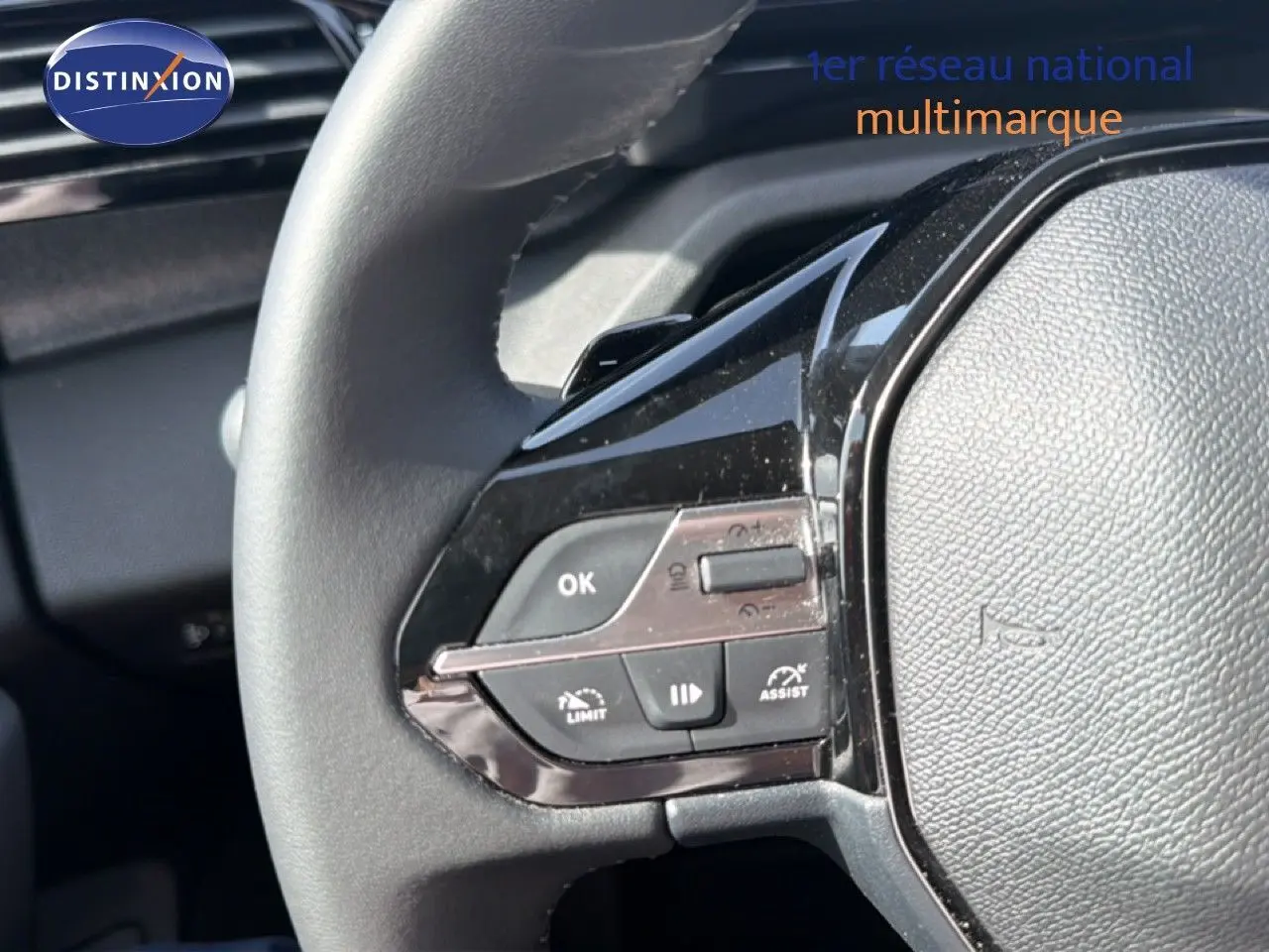 Gros plan sur le volant côté gauche du Peugeot 308 Allure Hybrid 145 e-DCS6 avec commandes intégrées, intérieur noir.
