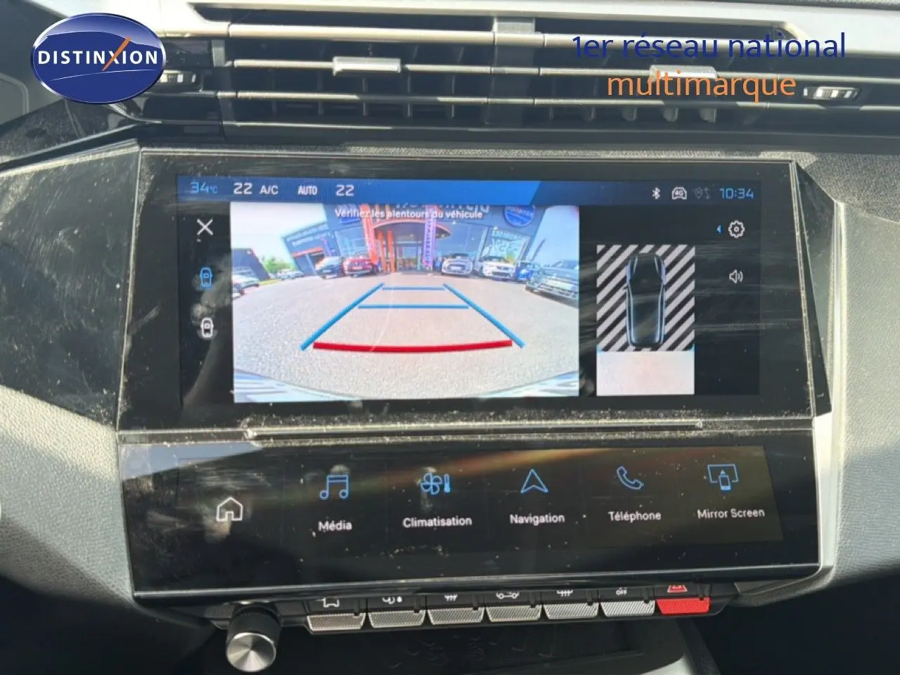 Vue rapprochée de l’écran central tactile du tableau de bord de la Peugeot 308 Allure Hybrid 2025, affichant la caméra de recul.