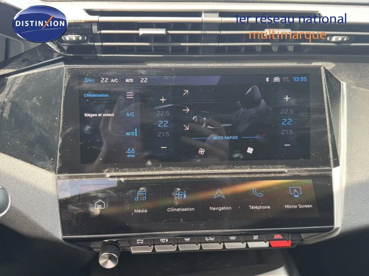 Écran tactile central de la Peugeot 308 Allure Hybrid 145 e-DCS6 2025 affichant les réglages de climatisation et multimédia.