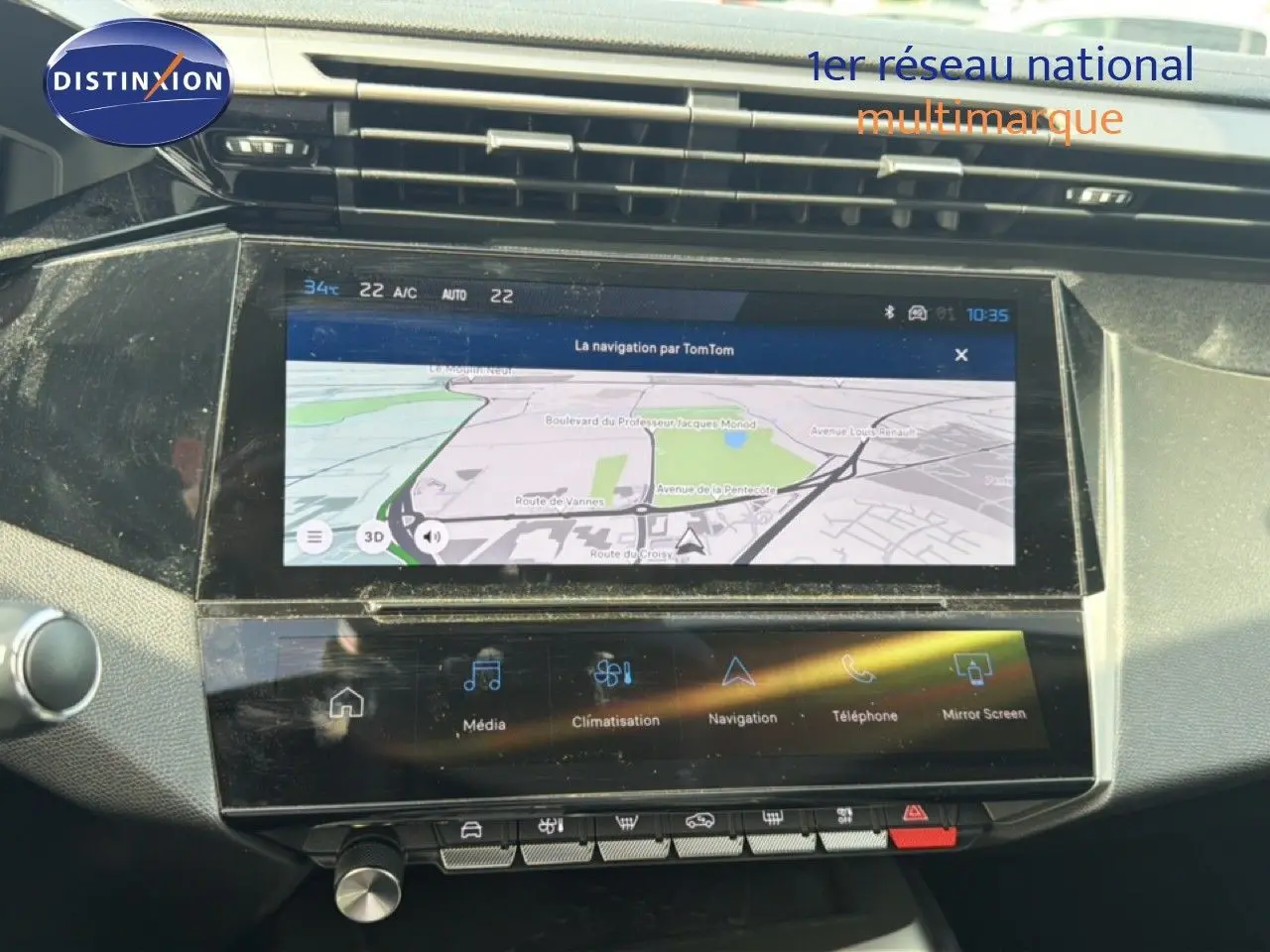 Vue rapprochée de l’écran tactile central du tableau de bord de la Peugeot 308 Allure Hybrid 2025, affichant la navigation.