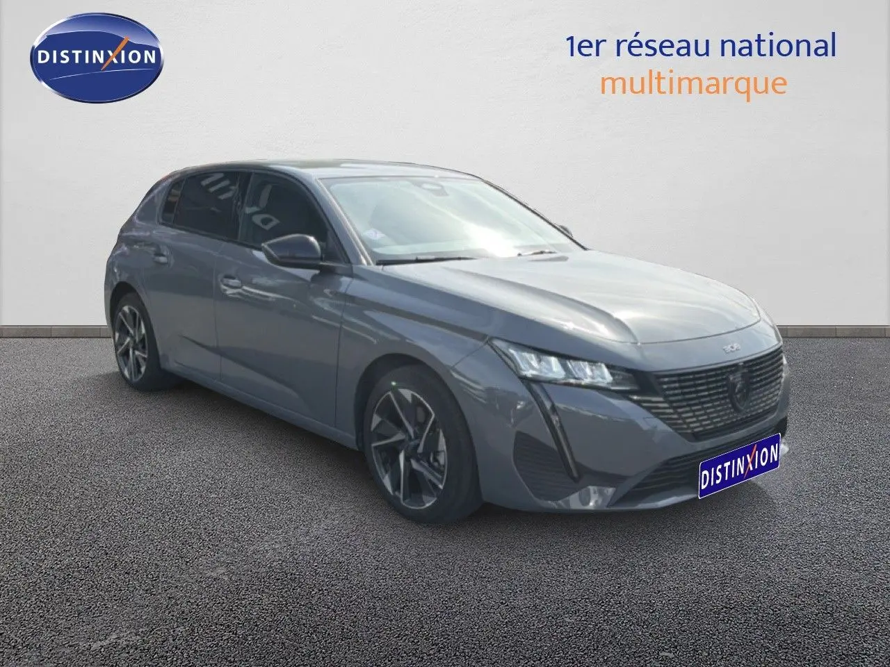 Peugeot 308 Allure Hybrid gris sélénium métal vue 3/4 avant droit avec jantes alliage et calandre noire distinctive.