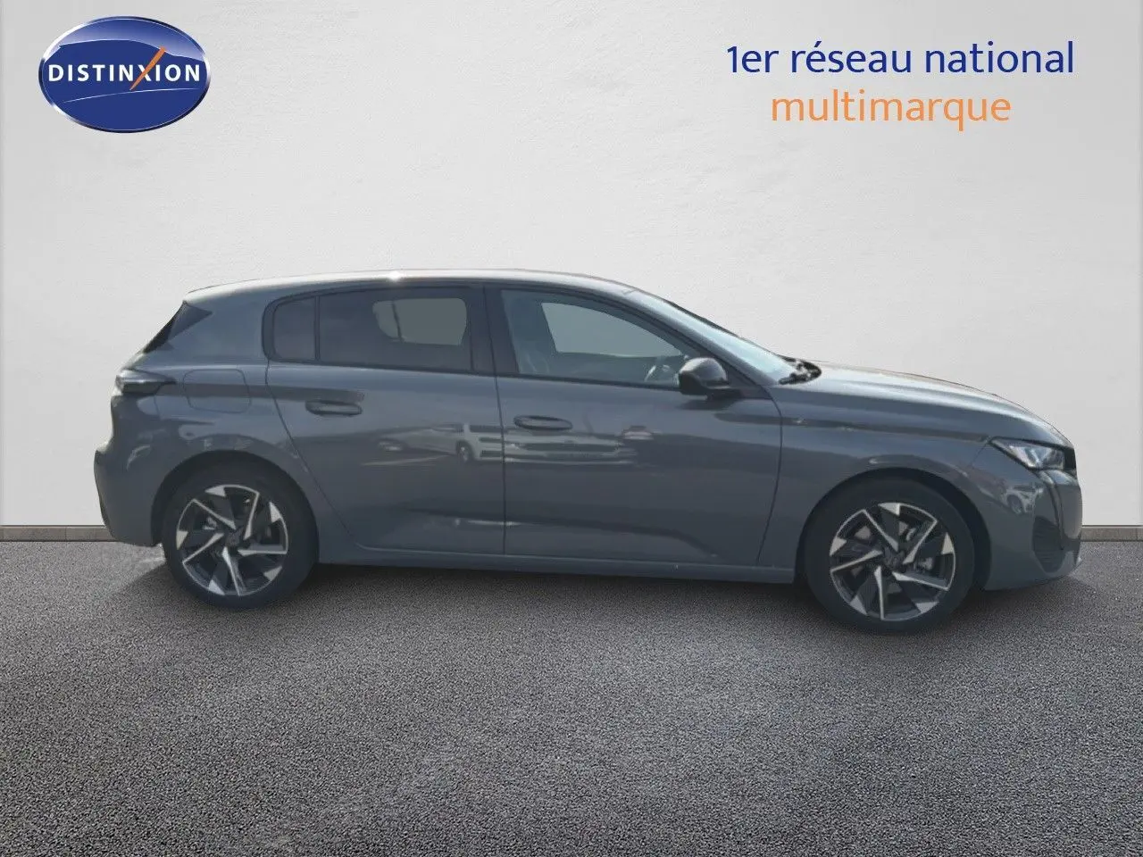 Profil côté gauche d'une Peugeot 308 Allure Hybrid 145 e-DCS6 gris selenium métal, avec jantes alliage bicolores.