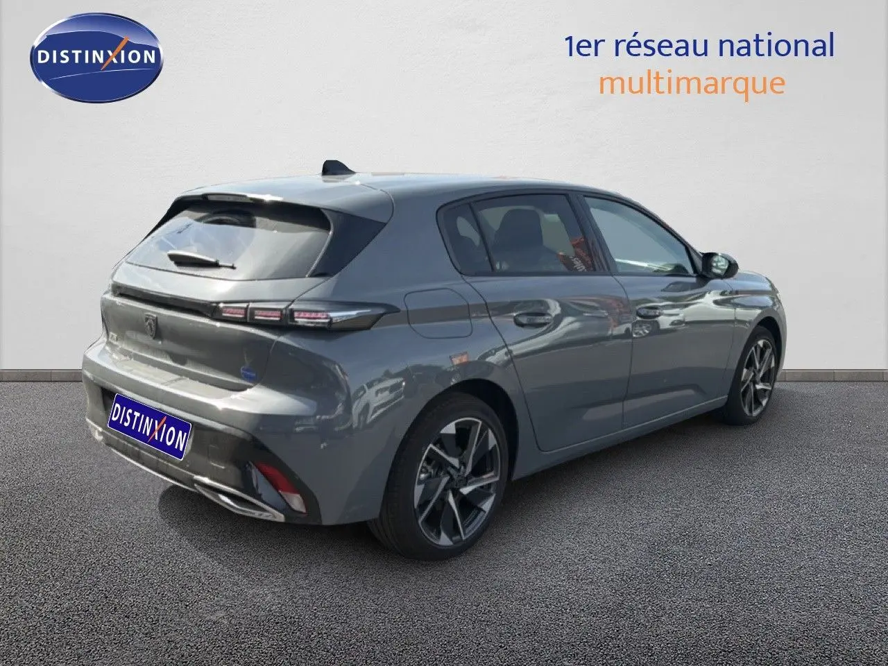 Vue 3/4 arrière droite d'une Peugeot 308 Allure Hybrid 145 gris sélénium métallisé avec jantes alliage et feux LED distinctifs.