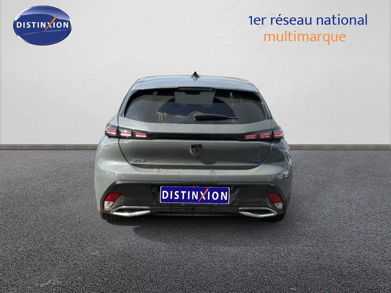 Vue arrière d'une Peugeot 308 Allure Hybrid 145 gris selenium métal avec feux LED et double sortie d'échappement.
