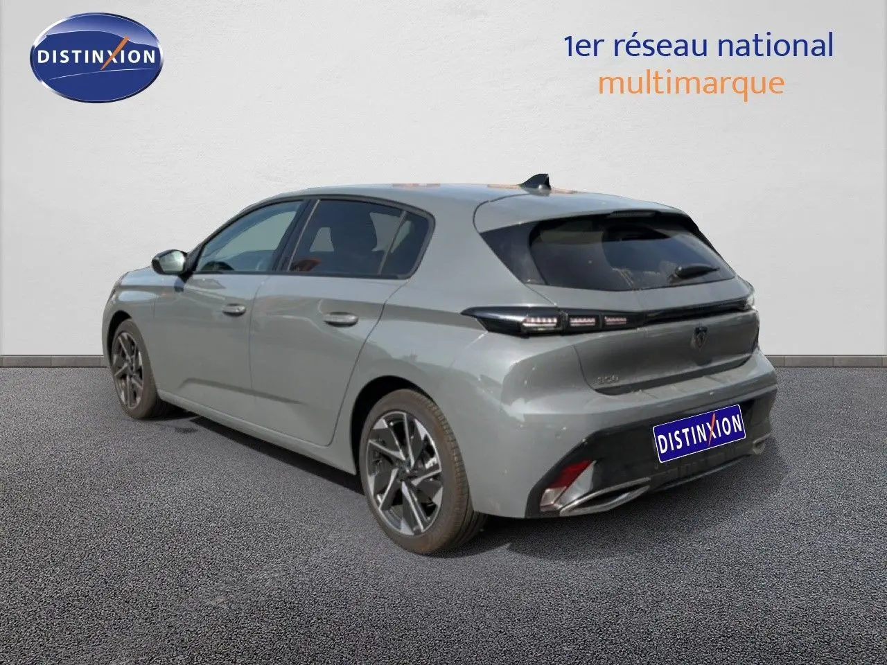 Vue 3/4 arrière droite d'une Peugeot 308 Allure Hybrid 145 e-DCS6 gris selenium métal avec feux LED et jantes alliage.