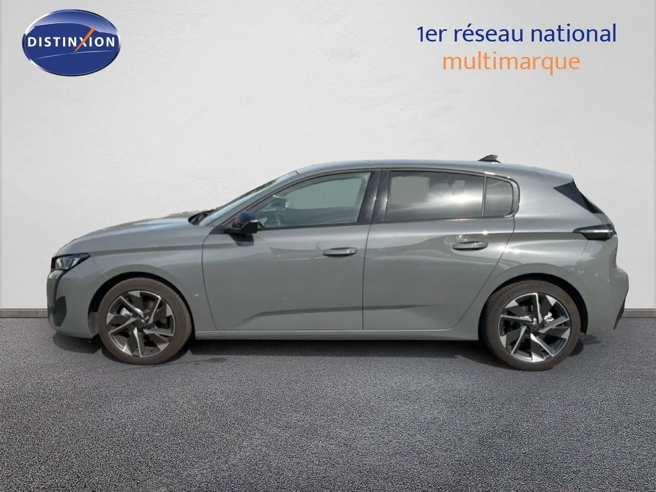 Peugeot 308 Allure Hybrid gris selenium métal vue de profil côté gauche, jantes alliage bicolores et lignes modernes.