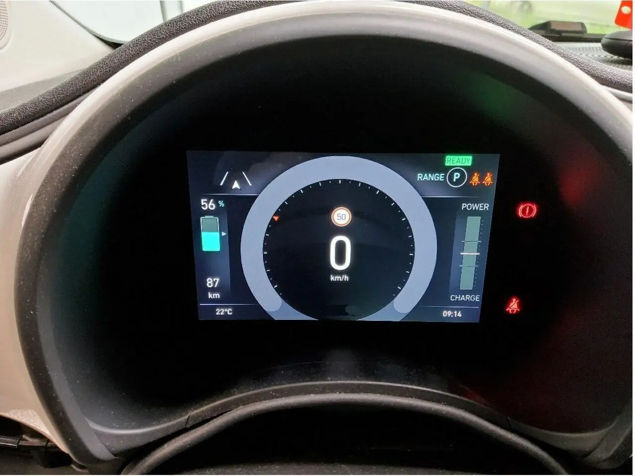 Vue rapprochée du tableau de bord numérique de la Fiat 500 électrique 2024, affichant la vitesse et l'autonomie.