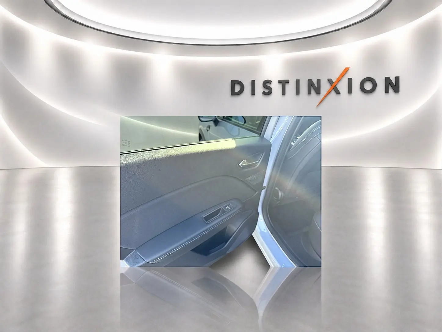 Vue rapprochée de la porte arrière côté droit du Renault Symbioz gris rafale, avec poignée et commande de vitre visible.