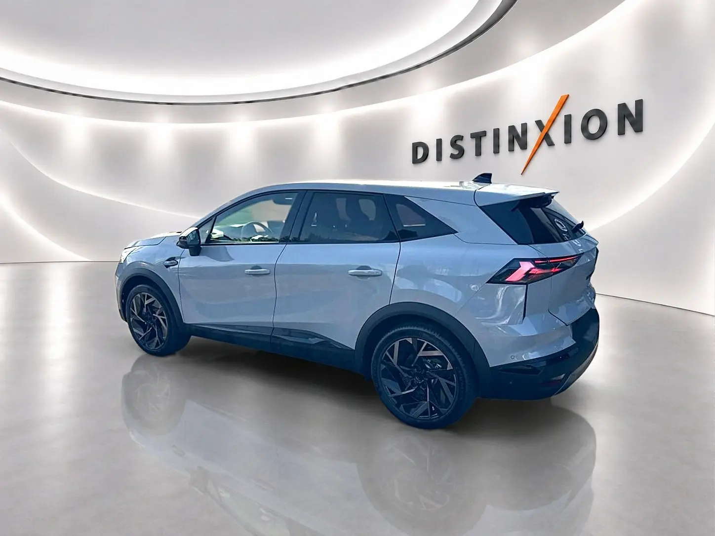 Renault Symbioz gris rafale vu de profil droit, avec jantes noires et feux arrière LED distinctifs.