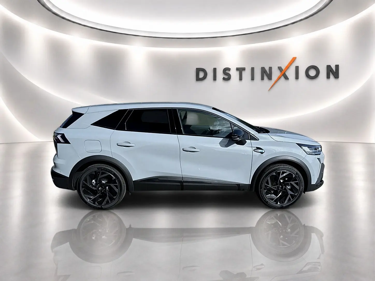 Renault Symbioz 2026 gris rafale en profil droit, avec jantes noires et vitres arrière surteintées.