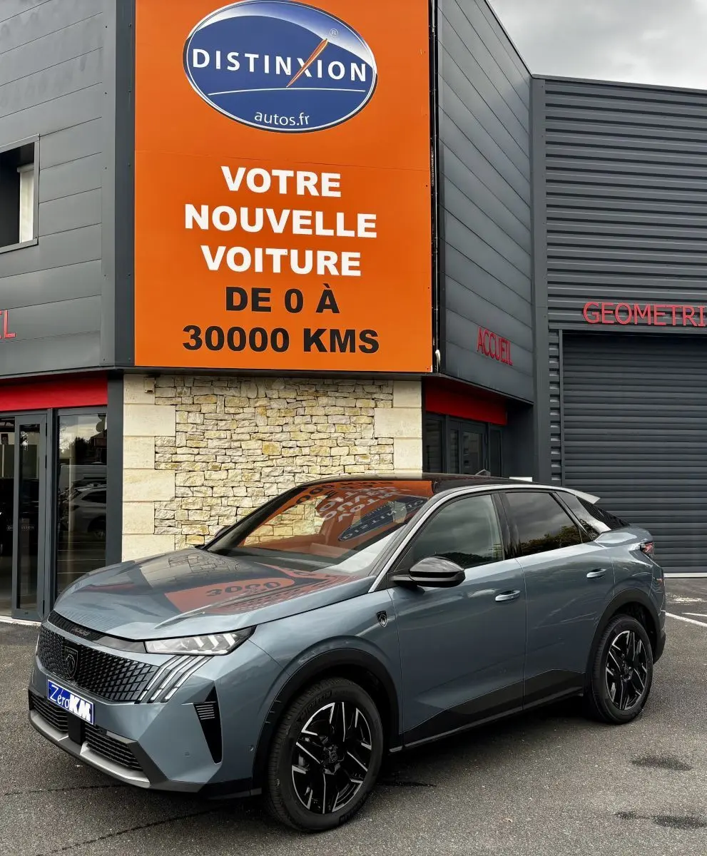 Peugeot 3008 1.2 Hybrid 145 GT gris bleu, vue 3/4 avant droit, avec jantes noires et calandre distinctive.