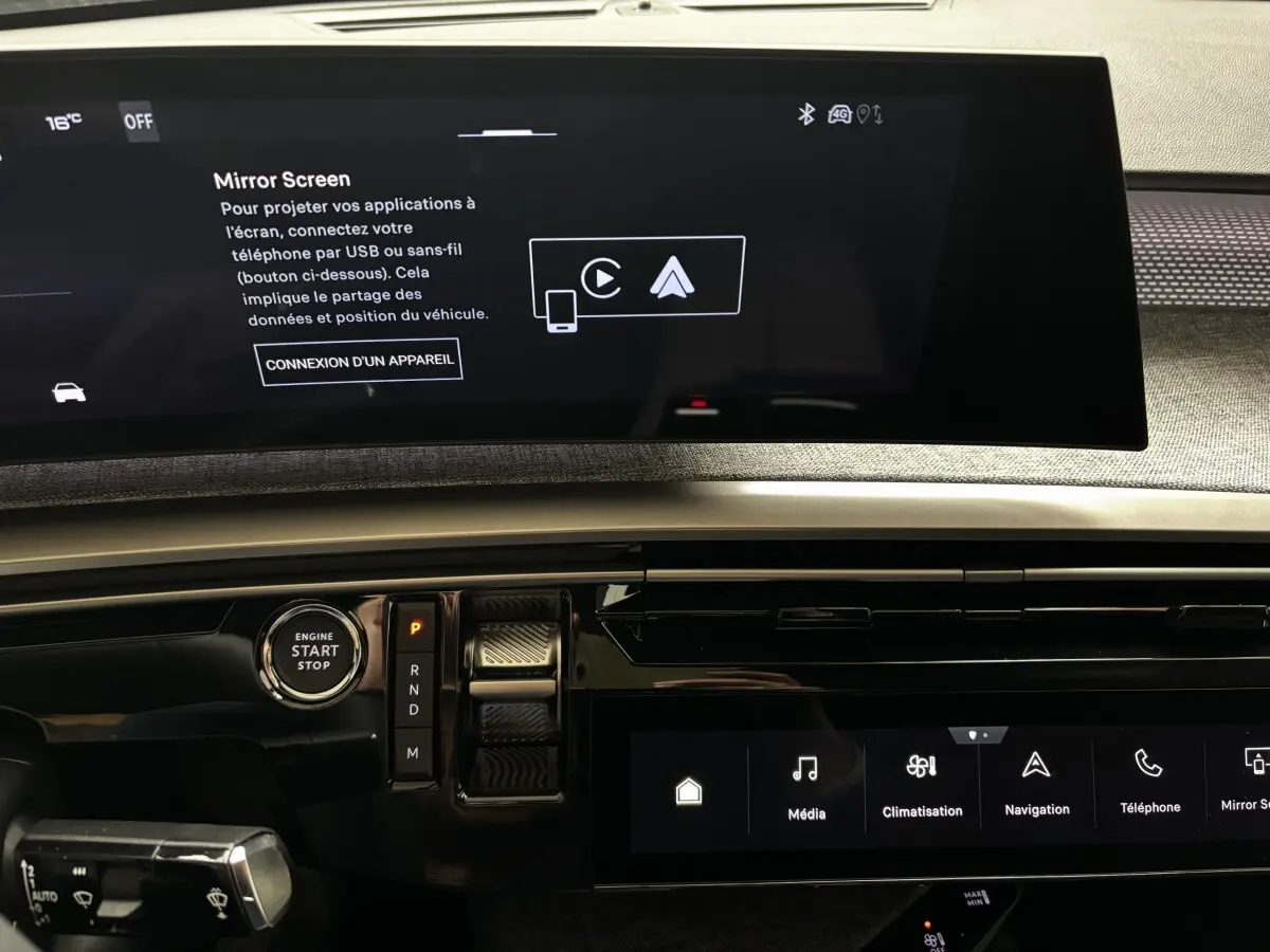 Vue rapprochée de la console centrale du Peugeot 3008 1.2 Hybrid 145 GT, avec écran tactile et bouton start/stop.