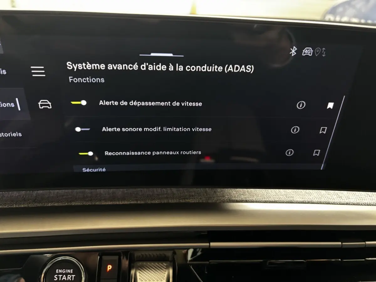 Écran tactile intérieur du Peugeot 3008 vert 2025 affichant les options avancées d'aide à la conduite.