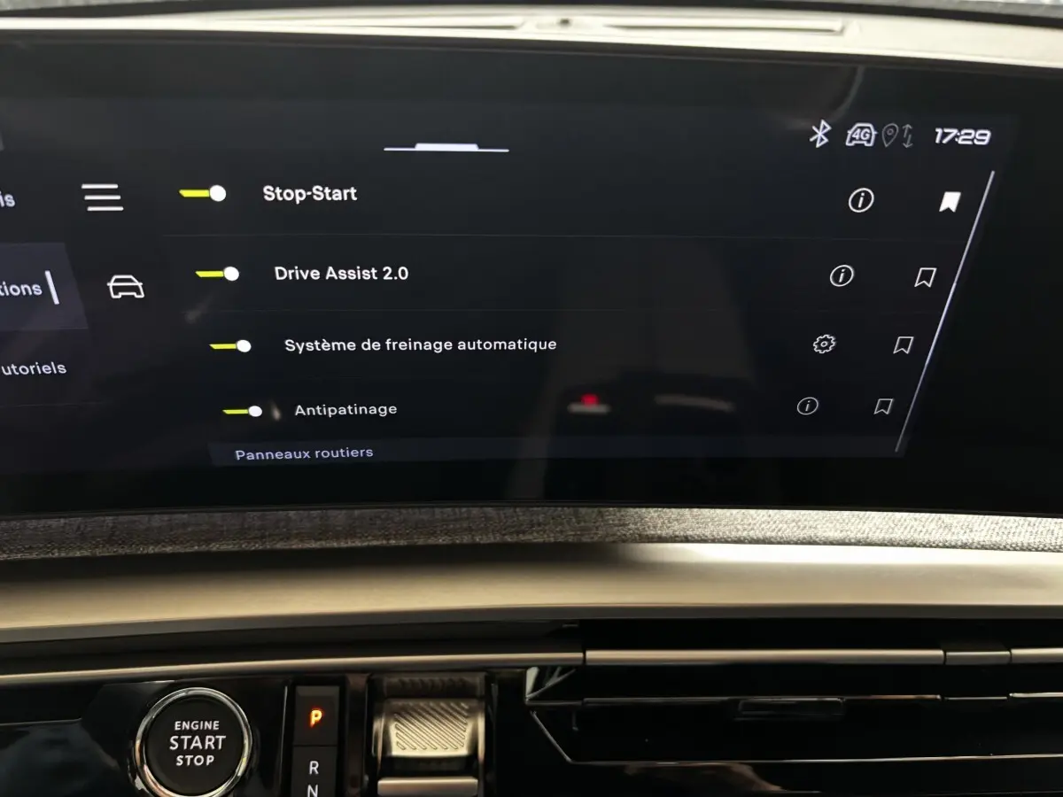 Gros plan sur l’écran tactile central et la commande Start/Stop du tableau de bord du Peugeot 3008 hybride 2025.