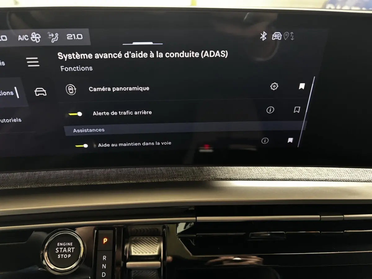 Vue rapprochée de l’écran tactile central et console du Peugeot 3008 vert, affichant les aides à la conduite avancées.