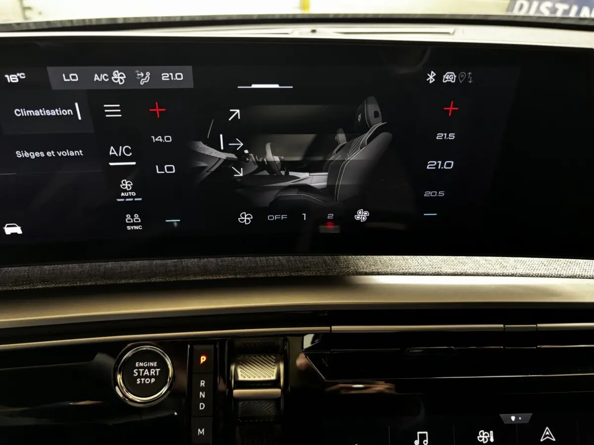 Écran tactile central affichant les réglages climatisation et sièges du Peugeot 3008 vert, vue intérieure rapprochée.