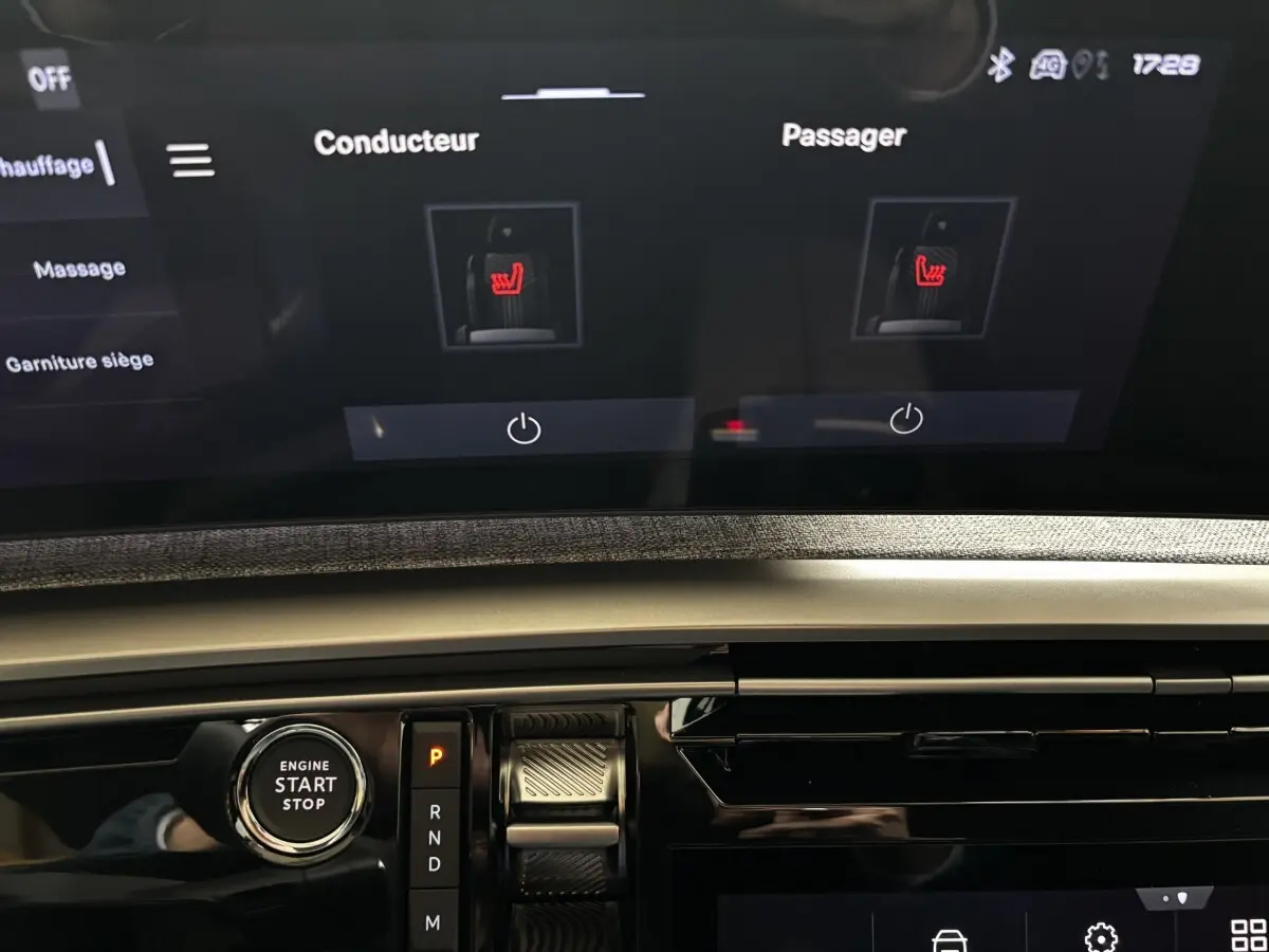 Gros plan sur la console centrale du Peugeot 3008 vert 2025, montrant l'écran tactile et la commande de boîte automatique.