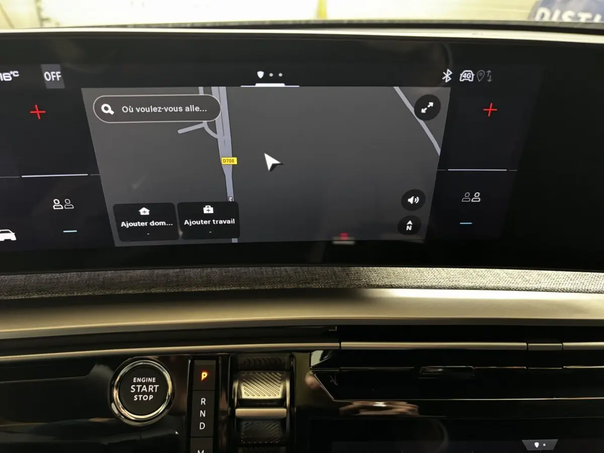 Vue intérieure du tableau de bord du Peugeot 3008 1.2 Hybrid 145 GT avec écran tactile de navigation et commande start/stop.