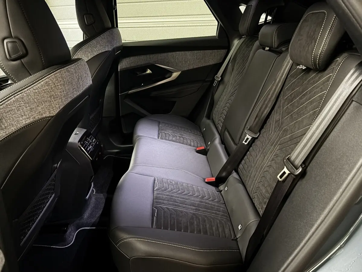 Vue intérieure côté droit des sièges arrière en tissu et cuir noir du Peugeot 3008 1.2 Hybrid 145 GT 2025.