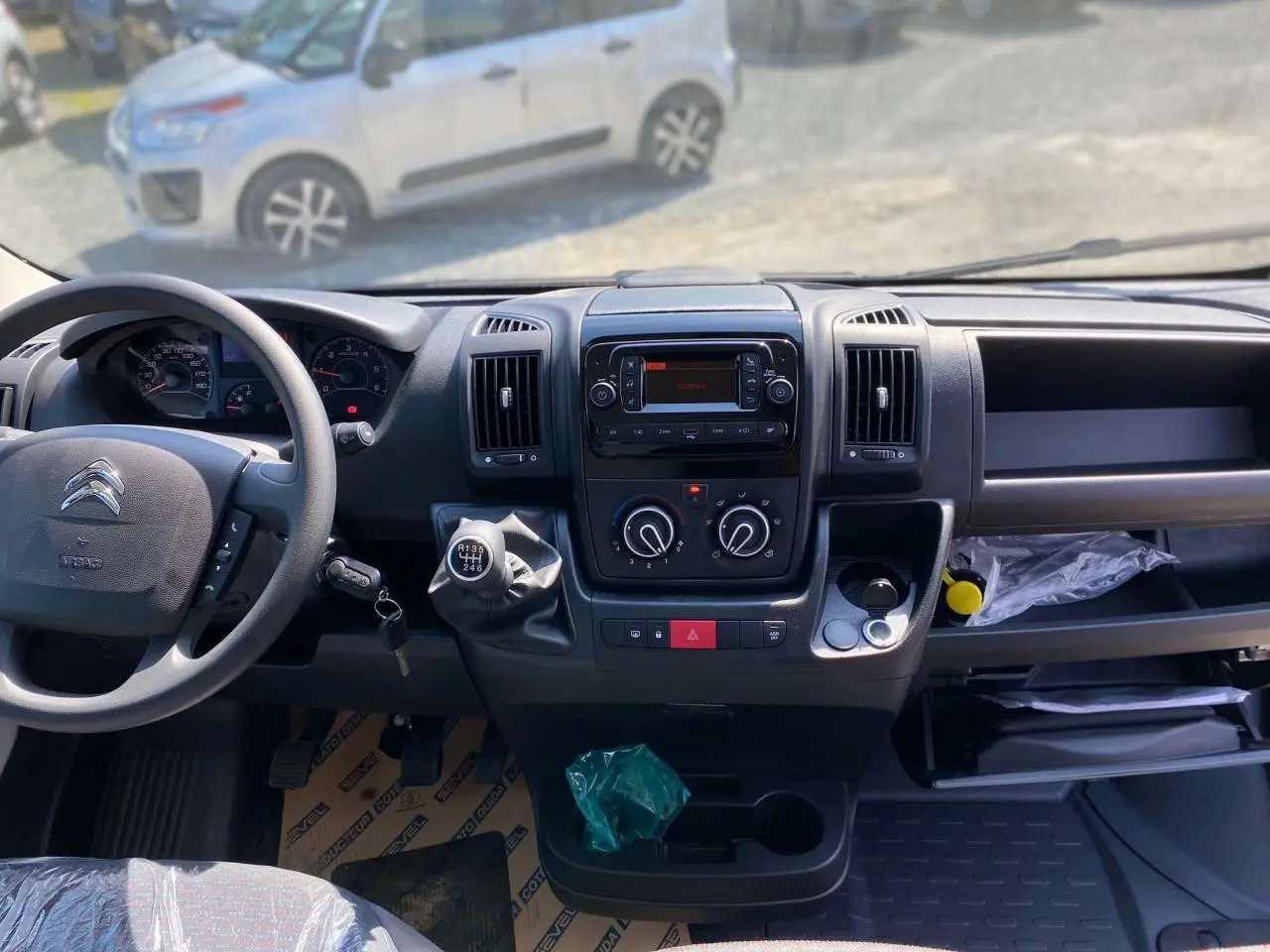 Vue intérieure du tableau de bord du Citroën Jumper 2023, avec volant à gauche et levier de vitesses manuel.
