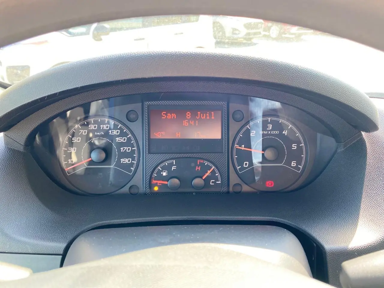 Vue rapprochée du tableau de bord du Citroën Jumper 2023, affichage digital rouge et compteurs analogiques noirs.