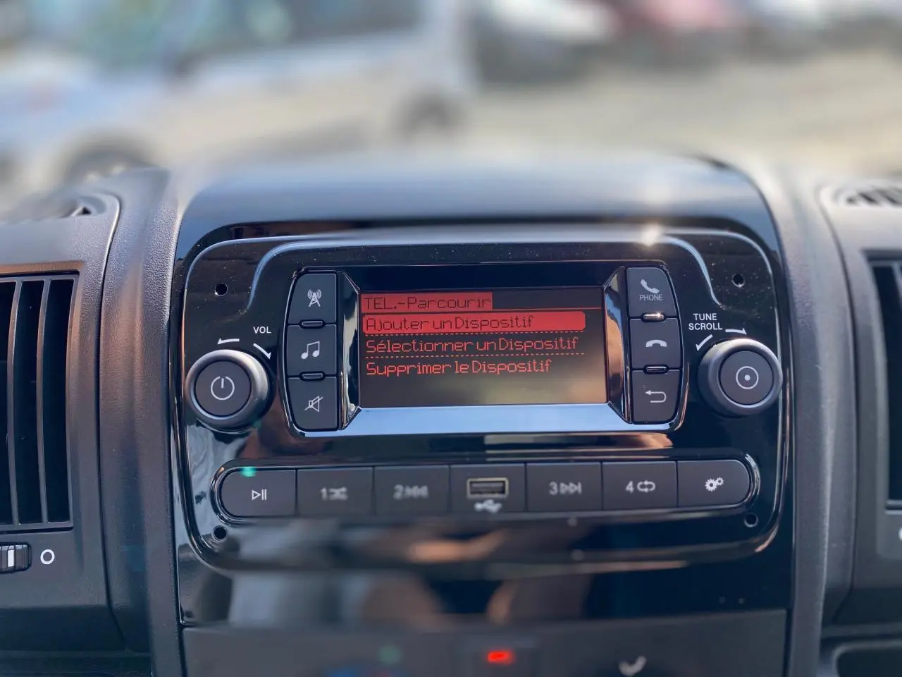 Tableau de bord du Citroën Jumper 2023, zoom sur l’écran central affichant les options Bluetooth en rouge.