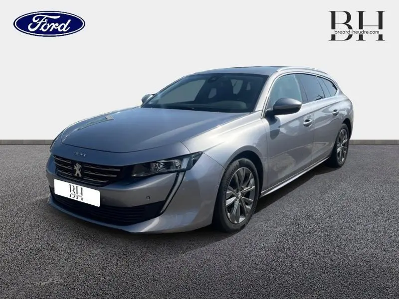 Peugeot 508 SW gris Artense vue 3/4 avant droit avec calandre chromée et jantes alu.