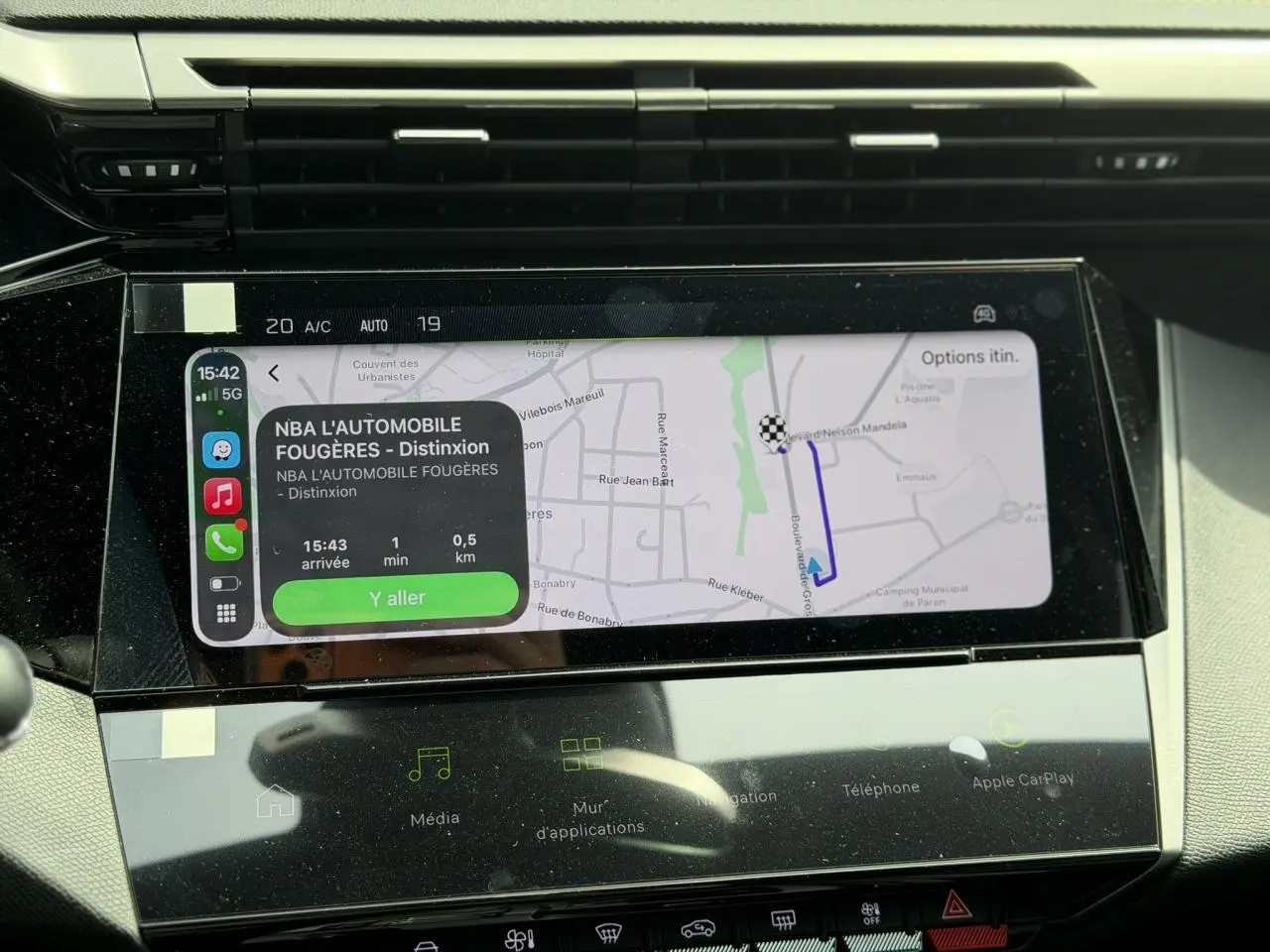Écran tactile central affichant la navigation 3D connectée dans l’habitacle de la Peugeot 308 NV Hybrid 145 GT e-DSC6.