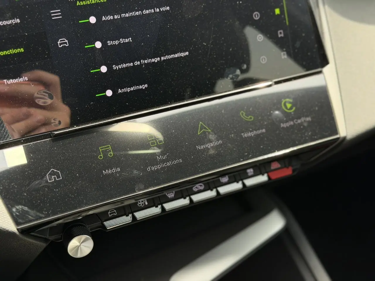 Gros plan sur l'écran tactile central de la Peugeot 308 NV Hybrid 145 GT, affichant les options multimédia et navigation.