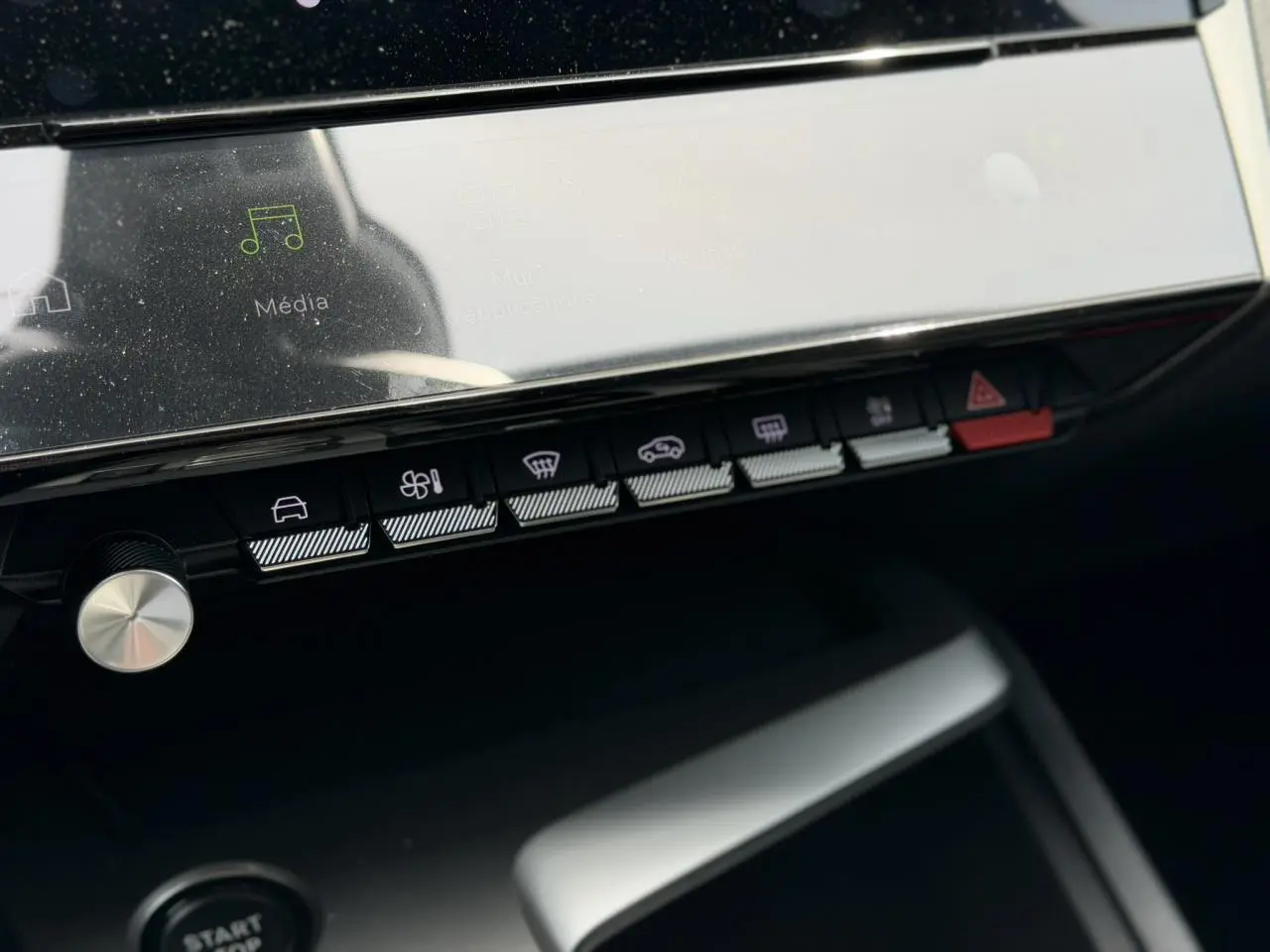 Détail de la console centrale tactile et des commandes tactiles en ligne du Peugeot 308 NV Hybrid 145 GT e-DSC6 2026.