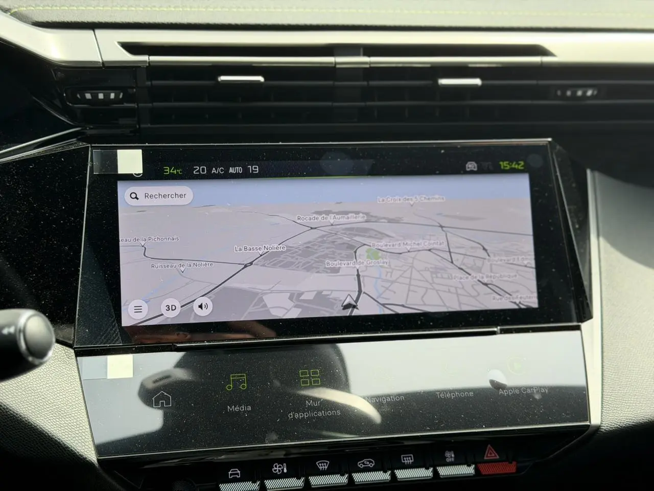Écran tactile central du tableau de bord de la Peugeot 308 noir Perla, affichant la navigation 3D connectée.