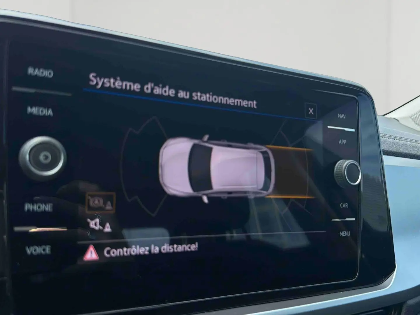 Écran tactile intérieur montrant le système d’aide au stationnement du Volkswagen T-Roc 2.0 TDI 150 DSG7.