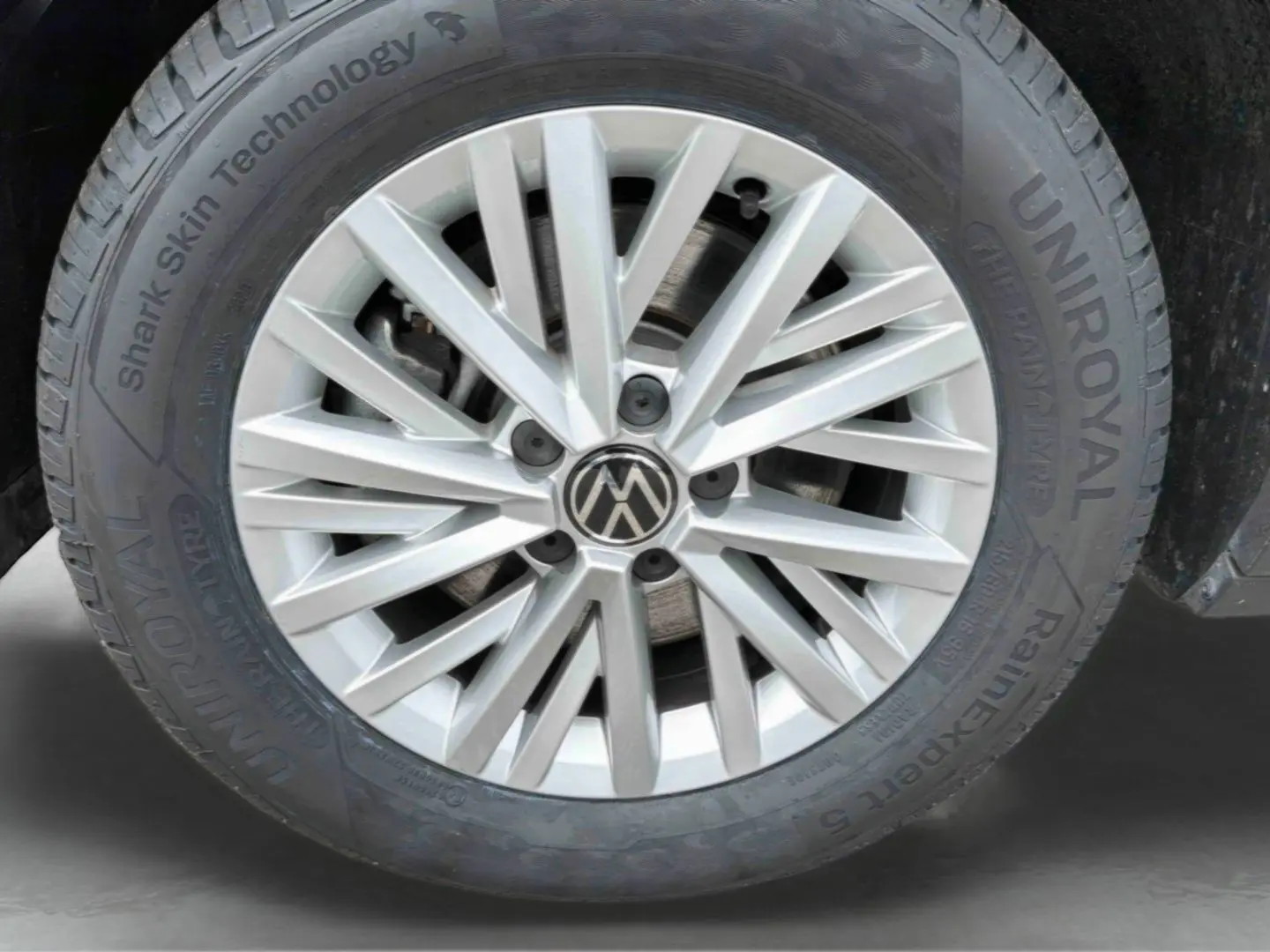 Gros plan sur la jante alliage 16 pouces argentée du Volkswagen T-Roc noir, avec pneu Uniroyal visible.