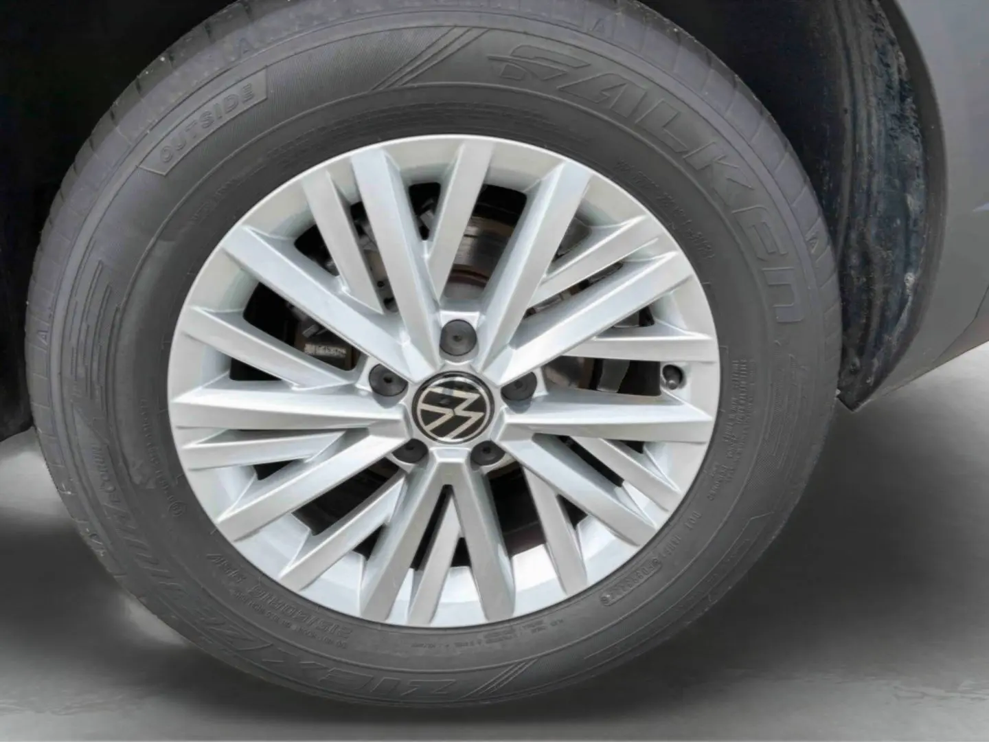 Gros plan sur la jante alliage 16'' Chester argentée du Volkswagen T-Roc noir, mettant en valeur le logo VW central.