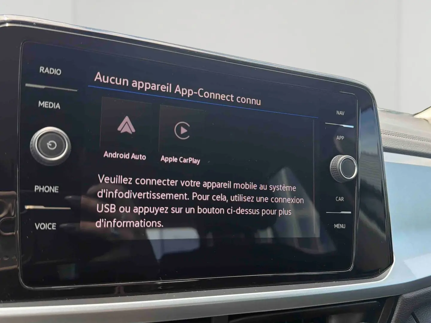 Écran tactile du système d'infodivertissement Volkswagen T-Roc 2025, interface App-Connect visible en gros plan.