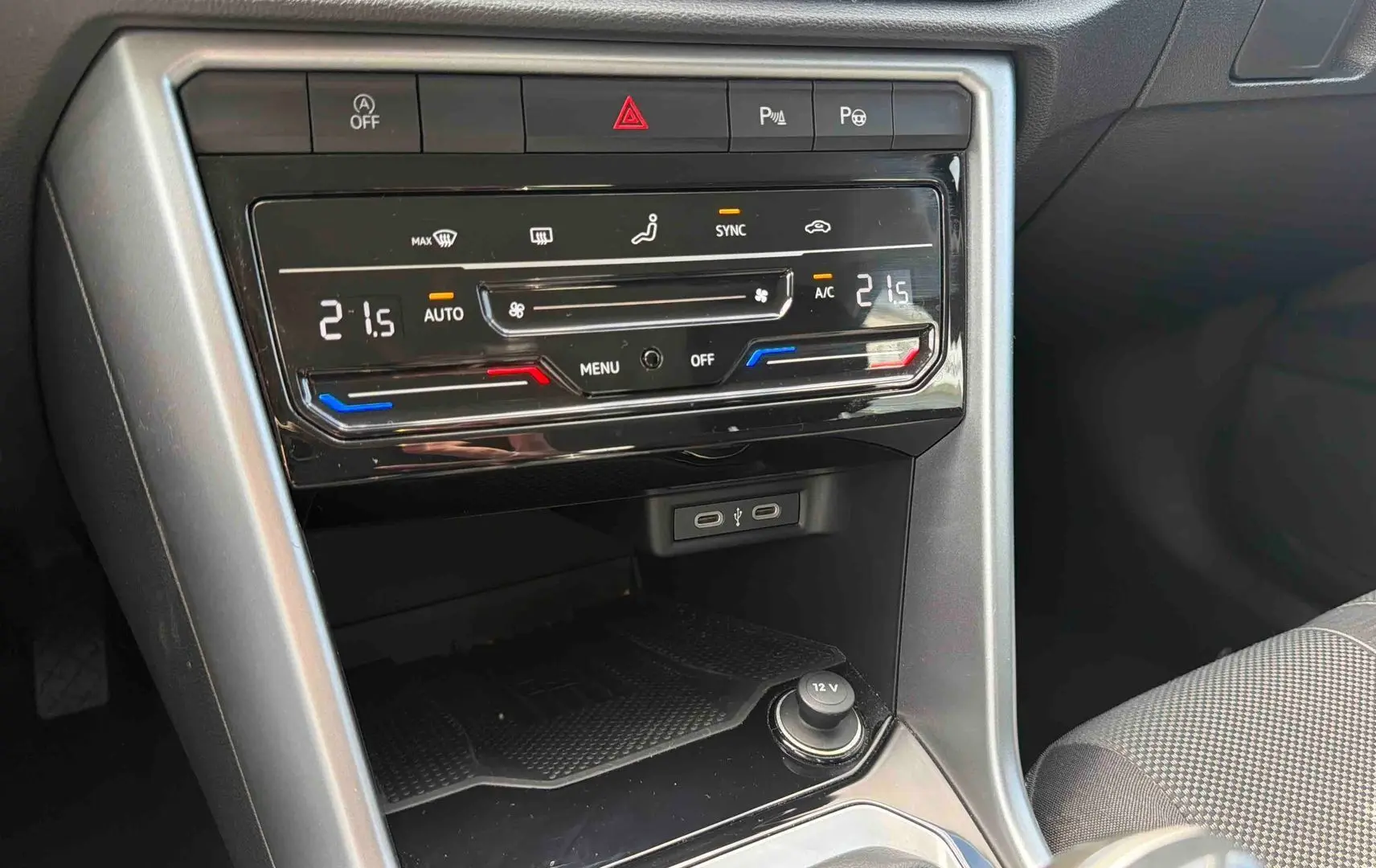 Détail de la console centrale du Volkswagen T-Roc 2025 avec climatisation automatique bi-zone et ports USB visibles.